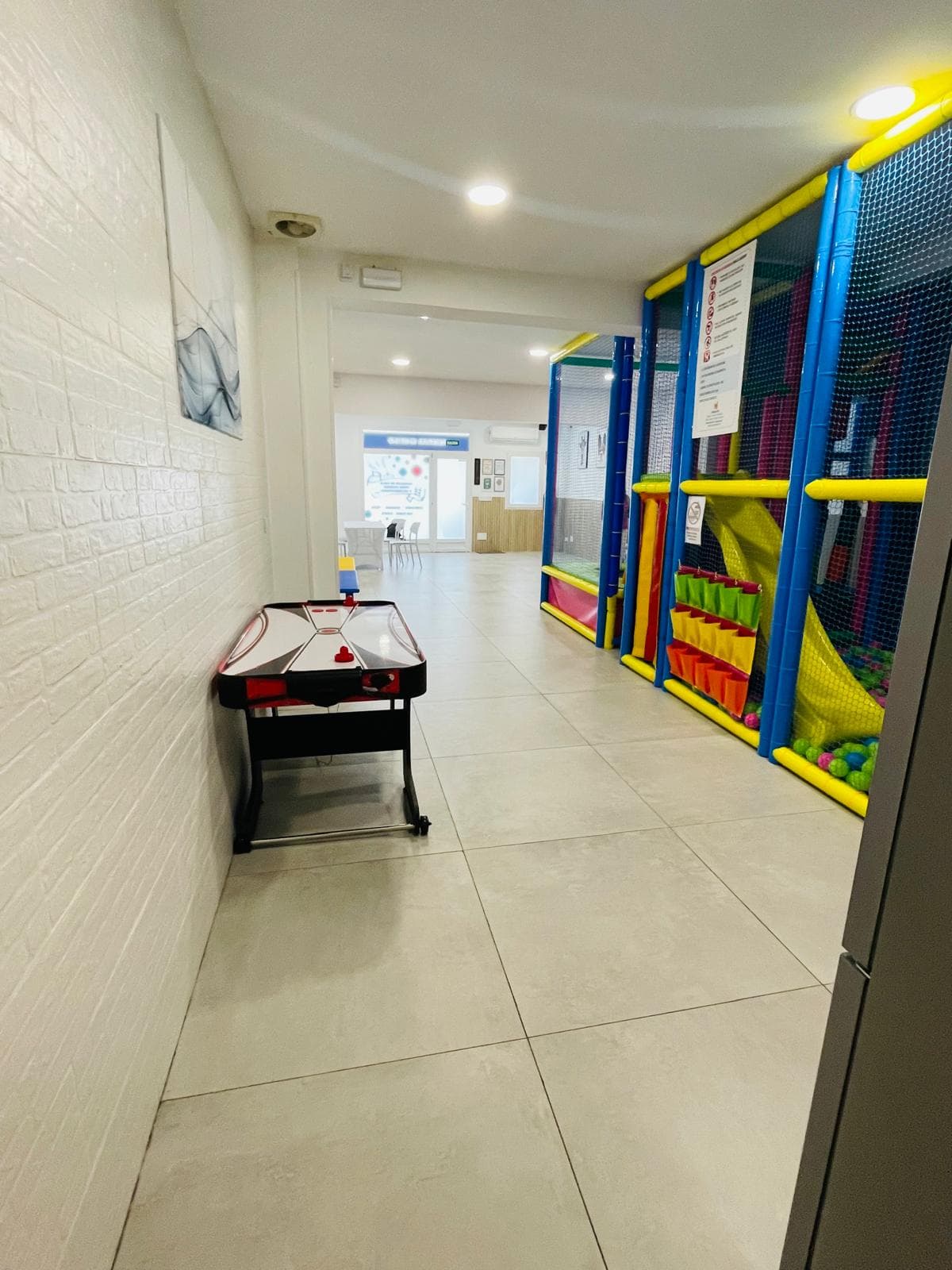 Pasillo con futbolín y parque de bolas