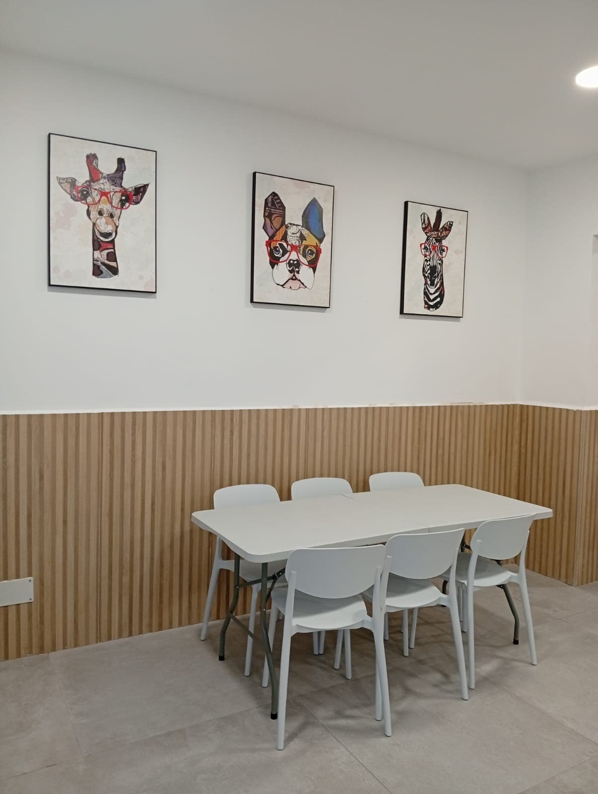 Sala con mesas y sillas de colores