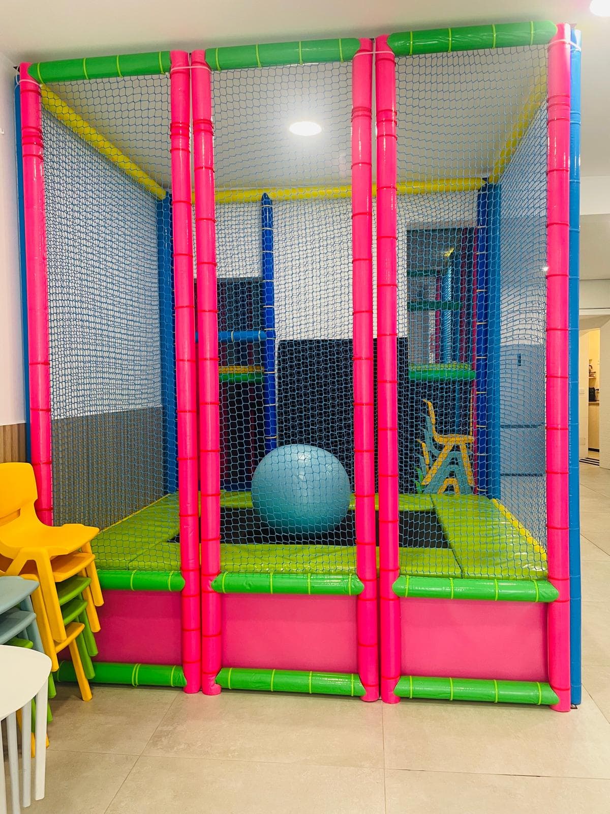 Trampolín y parque de bolas